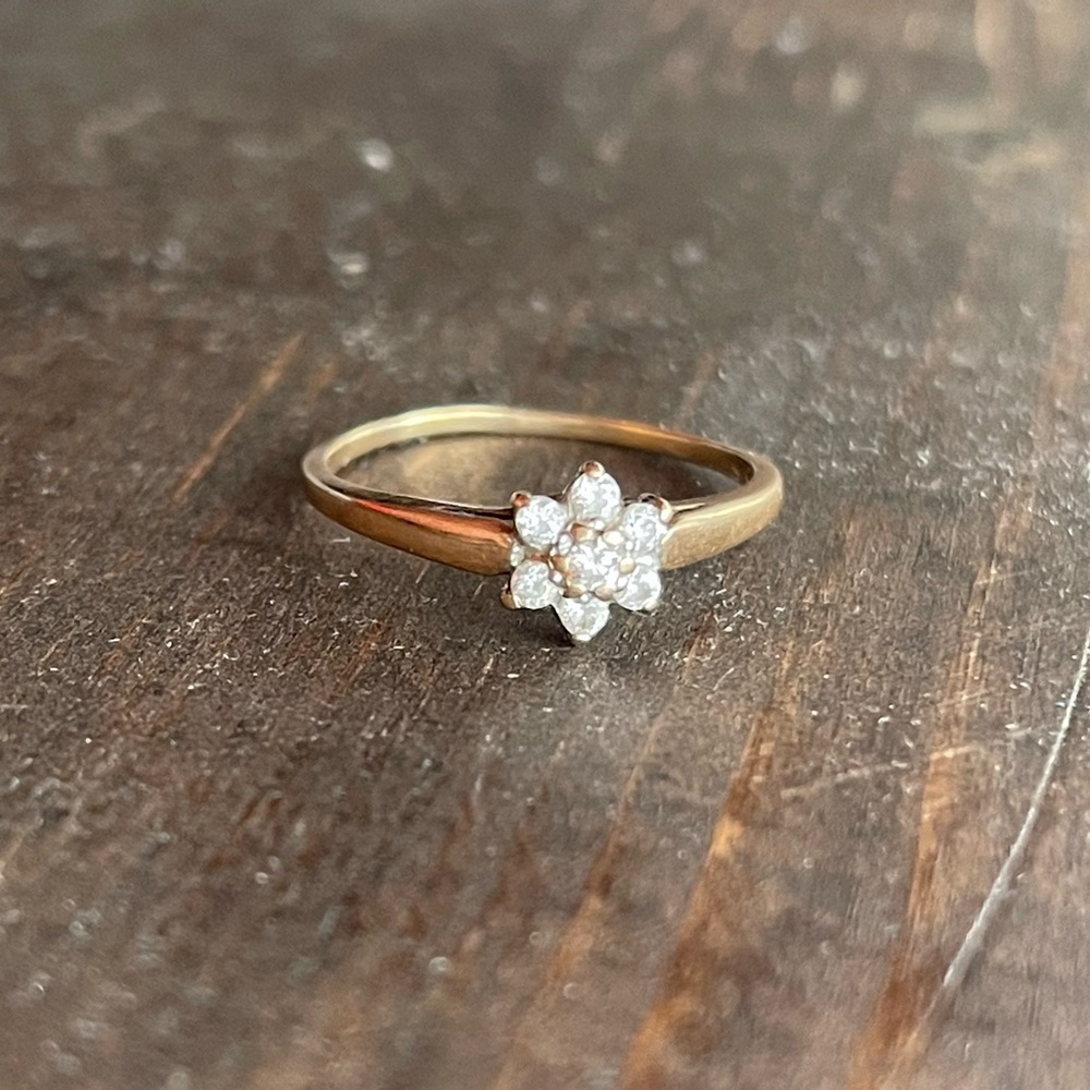 Stunning 10KT Diamond Ring